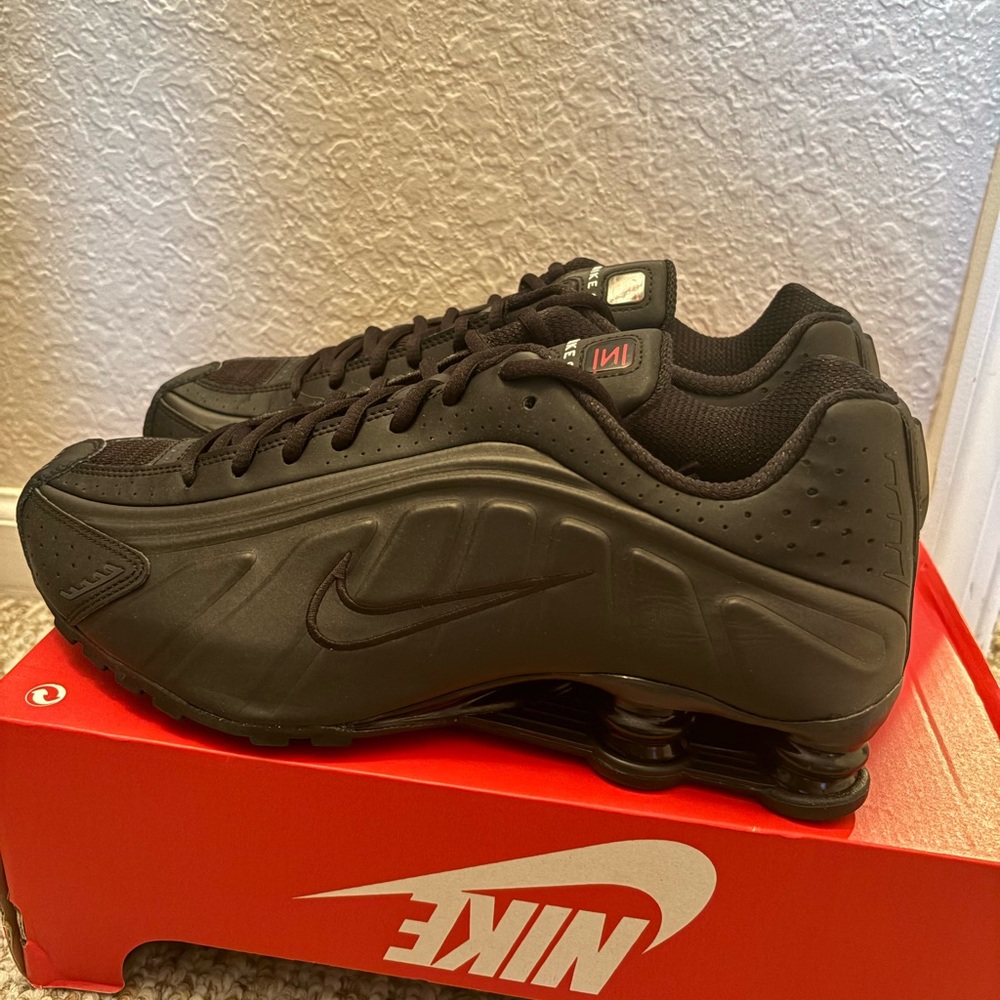 Nike Shox R4 Black ‼️LAST PAIR‼️Size 12M